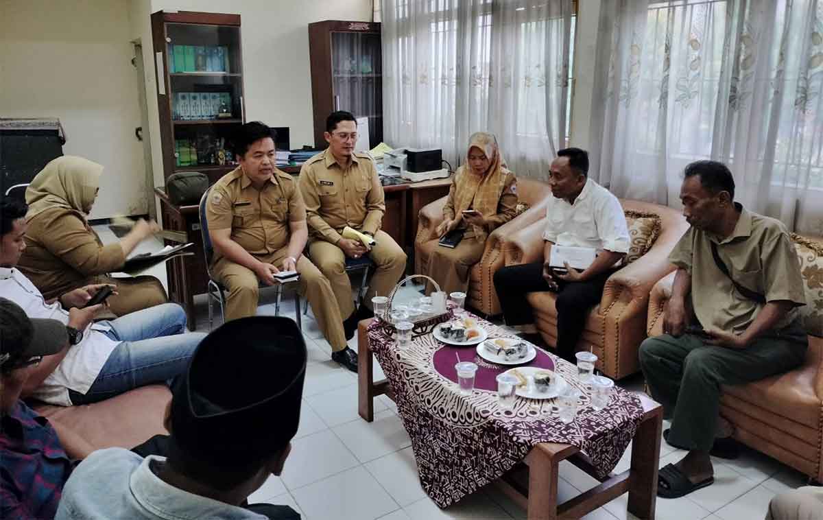Warga dari Desa Batah Barat saat audiensi dengan Inspektorat Bangkalan terkait pembangunan wilayahnya.
