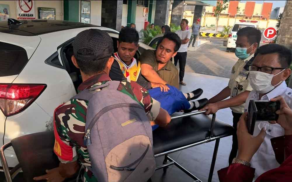 Salah satu siswa SMKN Palang saat dibawa ke IGD RSUD Dr. R. Koesma Tuban. Foto: AHMAD CHOIRUDIN/ BANGSAONLINE