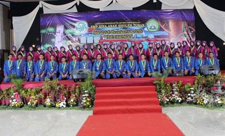 Suasana purna siswa SMP BAS Tuban di gedung Graha Sindiya, Merakurak Tuban. (foto: suwandi/BANGSAONLINE)