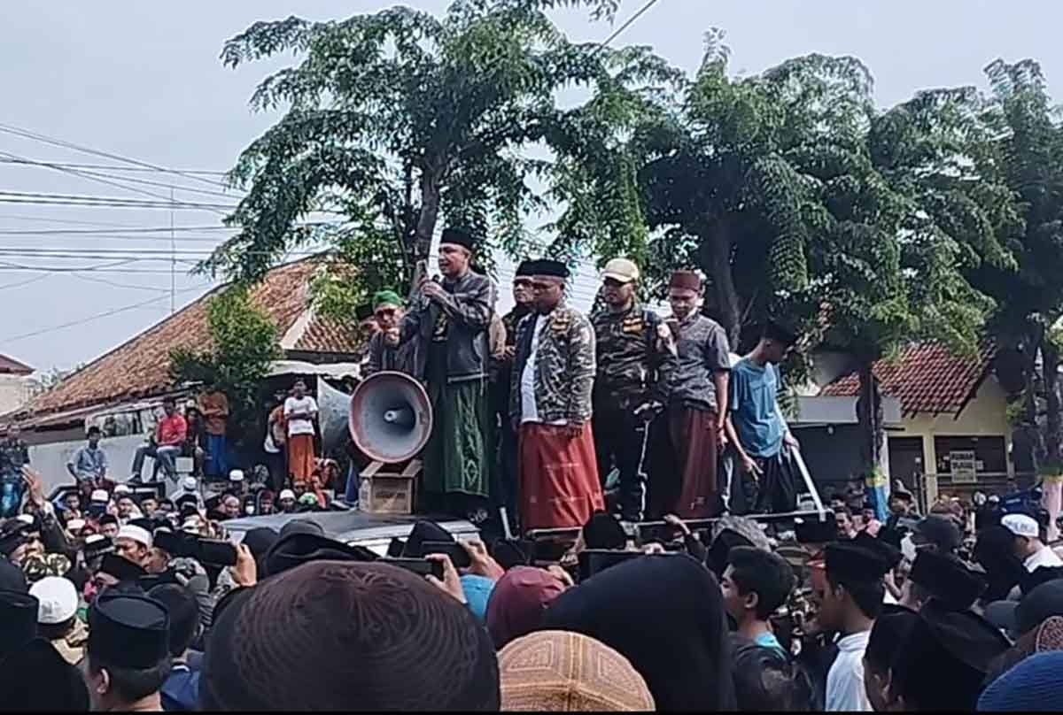 Ribuan warga Nahdlatul Ulama (NU) Pamekasan kepung Mapolres Pamekasan. 