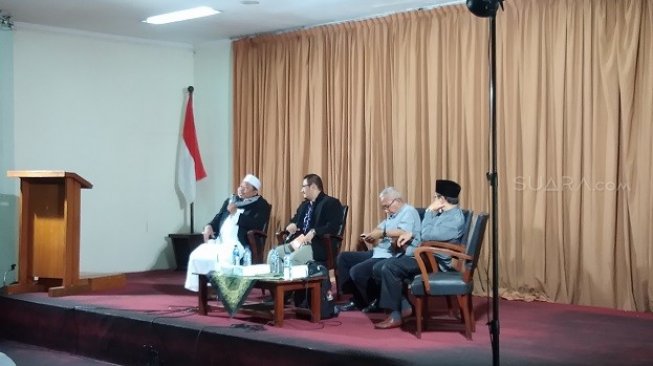 Plt PA 212 Asep Syarifudin (paling kiri) saat diskusi di Gedung Joeang, Jalan Cikini, Jakarta Pusat, Kamis (18/7/2019). Foto: Suara.com

