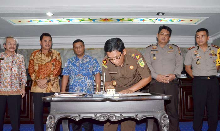 Kepala Kejaksaan Negeri Kabupaten Mojokerto Lubis saat menandatangani persetujuan kesepakatan bersama antara Pemkab Mojokerto dengan Kejaksaan Negeri Mojokerto tentang penanganan masalah hukum bidang perdata dan tata usaha Negara.