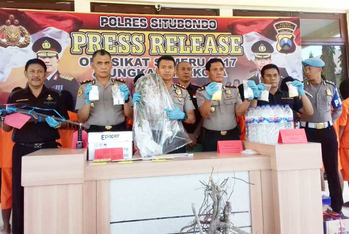 AKBP Sigit Dany Setiyono, saat menggelar press rilis hasil Oprasi Sikat Semeru 2017. foto: MURSIDI/ BANGSAONLINE