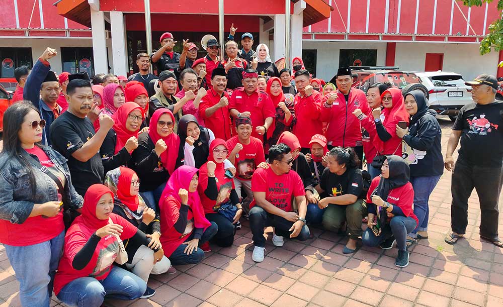 Ketua DPC PDIP Nganjuk Tatit Heru Tjahyono (tiga dari kiri) saat menerima berkas formulir pendaftaran yang diserahkan Marhaen Djumadi. Foto: BAMBANG/ BANGSAONLINE 