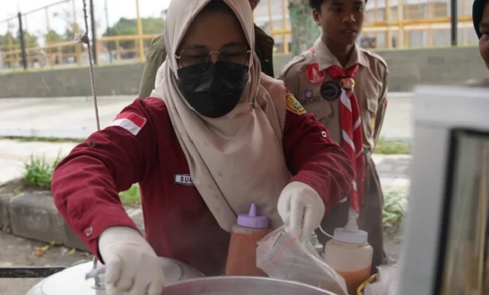 Petugas Dinas Kesehatan P2KB Tuban saat mengambil sampel makanan pedagang takjil