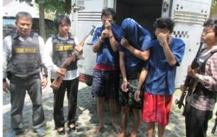 Tiga kawanan ahli pembobol rumah yang dibekuk. (Rusmiyanto/BANGSAONLINE)