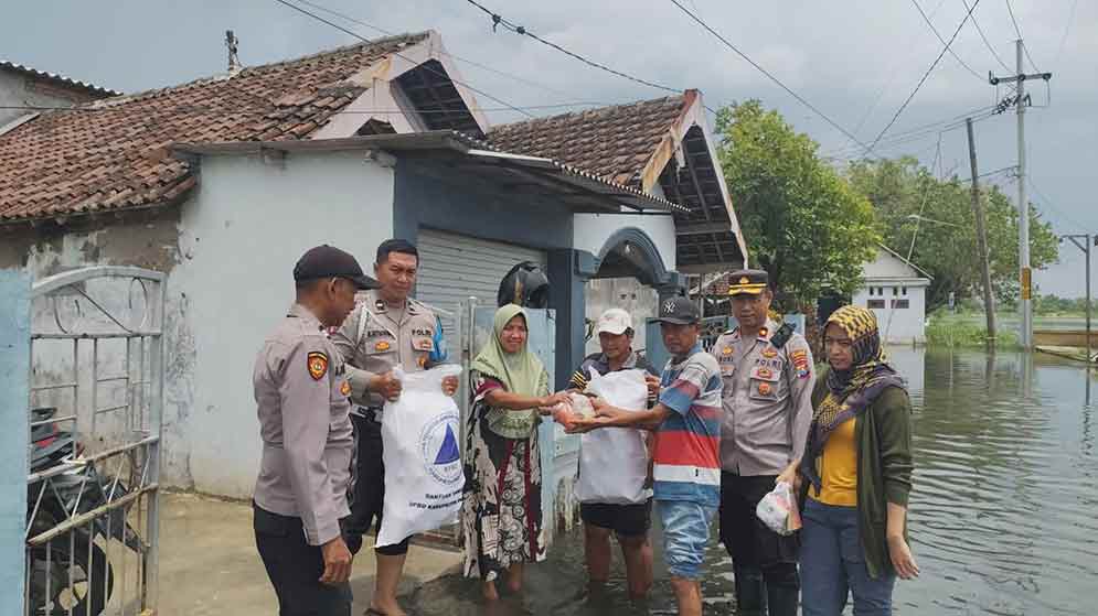 Kapolsek Beji, Kompol Sukiyanto saat membagikan bansos bersama Pemdes Kedungringin.