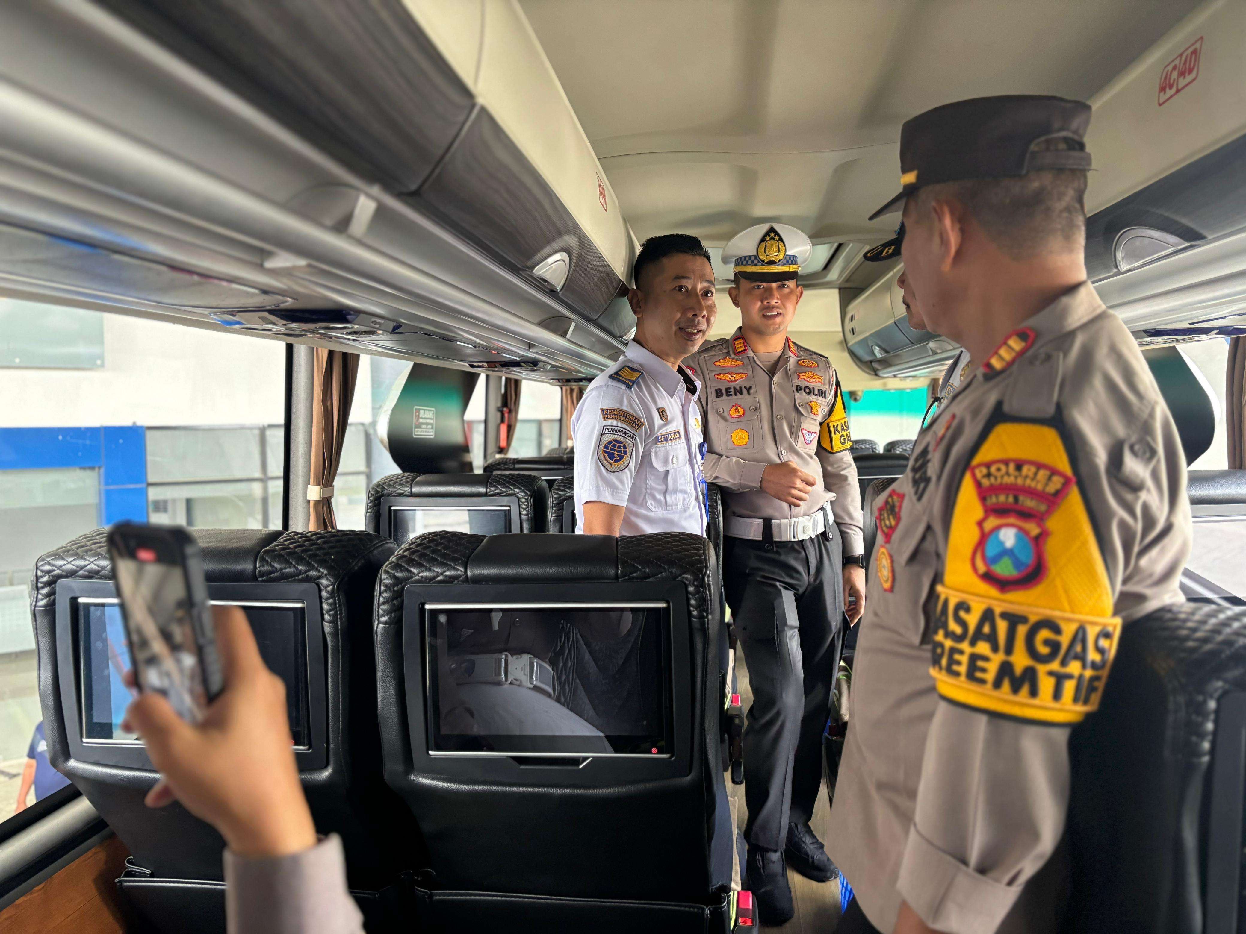 Kasat Lantas Sumenep AKP Beny Kuncoro saat melakukan uji kelayakan angkutan umum 