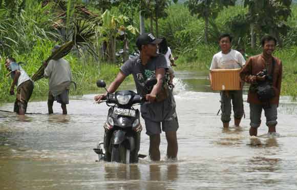 Tampak banjir belum surut yang terjadi di Kecamatan Kendit Situbondo