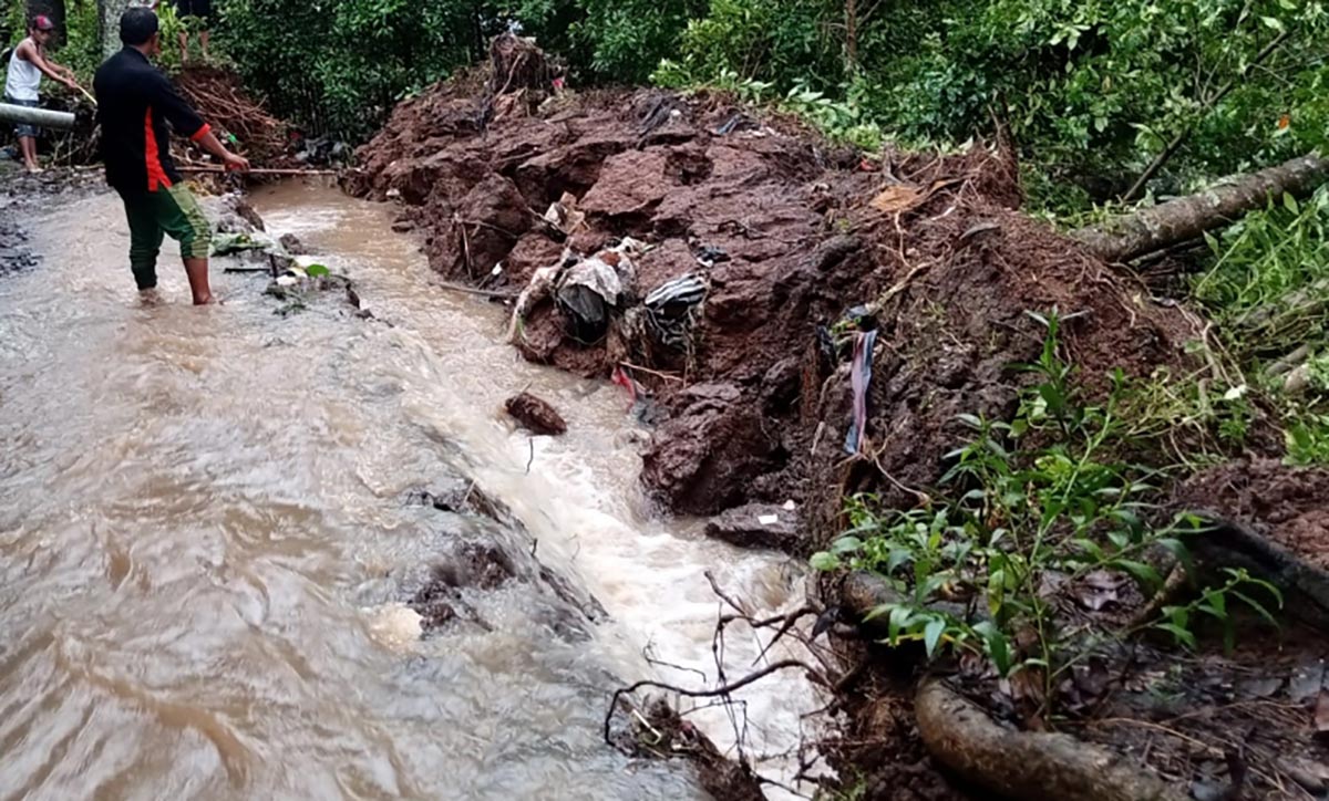 Kondisi tangkis/tanggul sungai di Desa Joho Kecamatan Semen yang ambrol usai diterjang banjir. Foto: Ist.