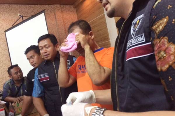 Tersangka saat diamankan di Mapolres Kediri. foto: dendi martoni/BANGSAONLINE