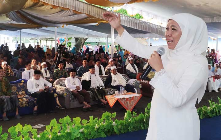Khofifah saat memberikan pelantikan dan deklarasi JKSN NTB.