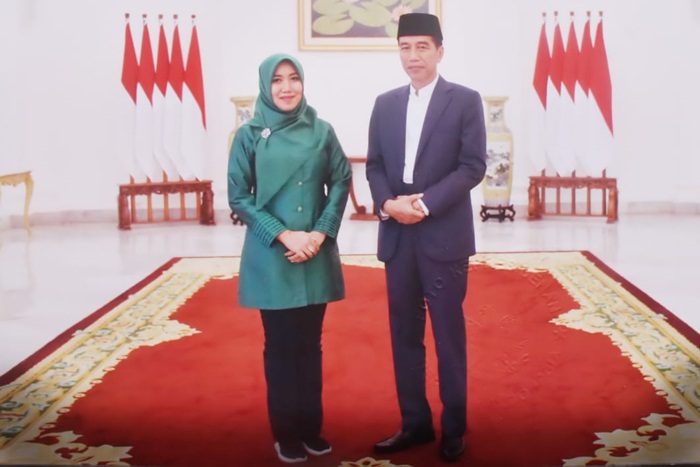 Lia Istifhama berfoto dengan Presiden RI, Joko Widodo. Foto inilah yang kemudian menjadi viral di media sosial. foto: istimewa