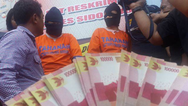 Dua tersangka saat diamankan di Mapolres Sidoarjo. foto: catur 