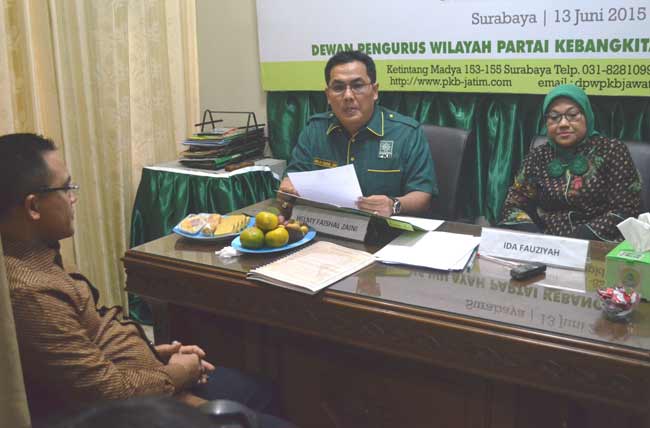Bupati Banyuwangi, Abdullah Azwar Anas, saat menjalani uji kelayakan dan kepatutan yang dilakukan oleh Helmy Faishal Zaini dan Ida Fauziah dari DPP PKB. (foto: didi rosadi/BANGSAONLINE)
