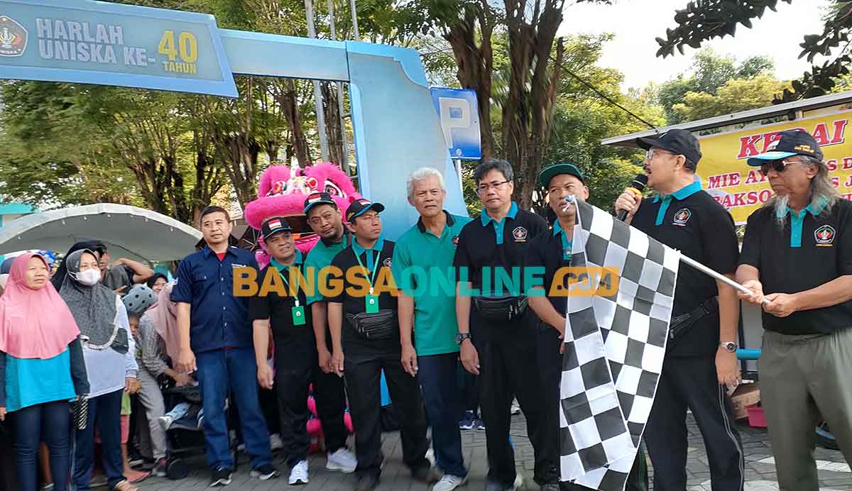 Ketua Yayasan Bina Cendikia Muslim Pancasila, Rinto Harno, bersama Rektor Uniska, Bambang Yulianto (pegang mik), dan Dekan Fakultas Hukum Uniska, Zainal Arifin, saat memberangkatkan peserta jalan sehat. Foto: MUJI HARJITA/ BANGSAONLINE