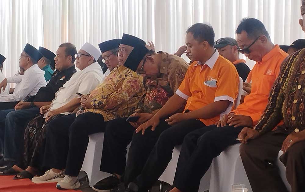 Mantan Gubernur Jatim Imam Utomo tertangkap kamera tertidur di kursi saat mendampingi Fattah Jasin daftar bacabup di kantor KPU Pamekasan, Rabu (28/8/2024). Foto: DIMAS/ BANGSAONLINE