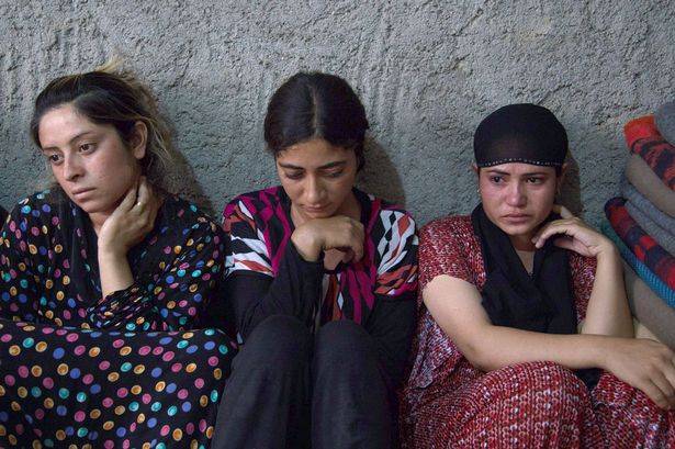 ?cewek-cewek ABG dari minoritas suku Yazidi, yang dijadikan budak seks pasukan ISIS. foto: repro mirror.co.uk