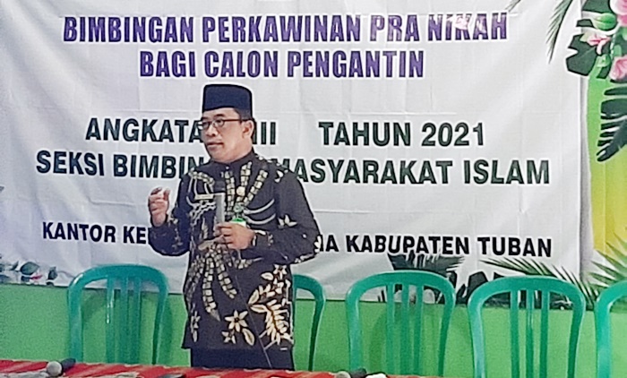 Kepala Kemenag Tuban, Sahid saat memberikan bimbingan perkawinan di Kecamatan Semanding, Rabu (5/5/2021).