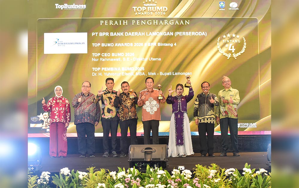 Bupati Lamongan Yuhronur Efendi saat menerima penghargaan Top Pembina BUMD 2026.