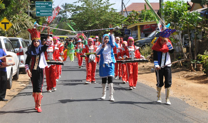 Upacara penutupan TMMD 106 Kodim 0818 di Desa Kedungsalam, Kecamatan Donomulyo, Kabupaten Malang diwarnai penampilan marching band.