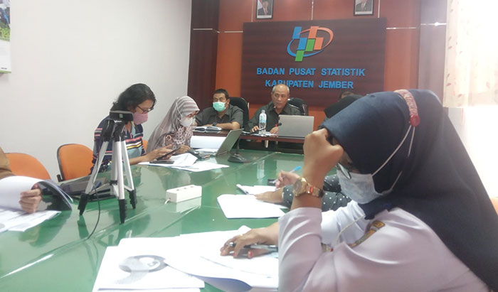 Suasana rapat di BPS Jember.