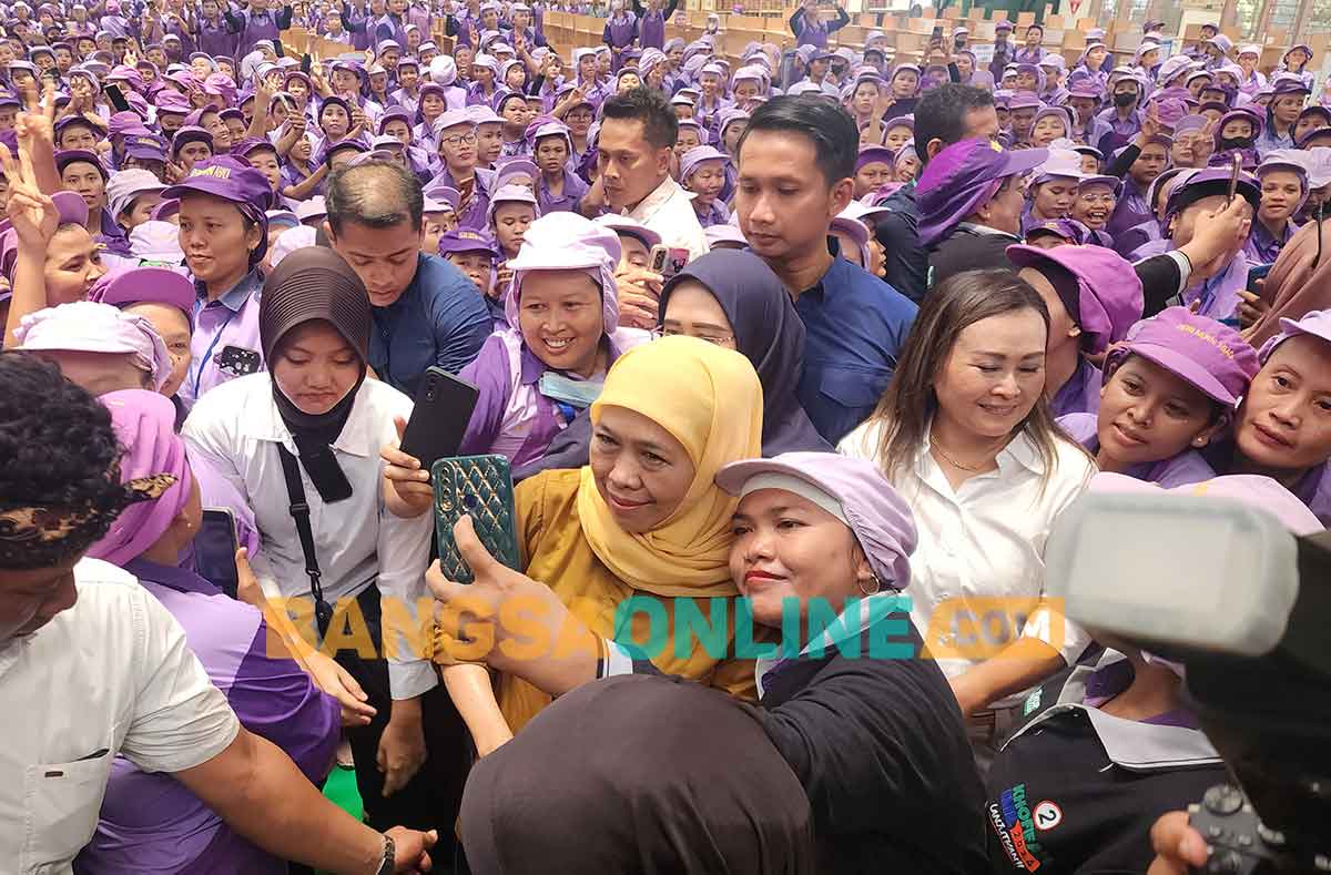 calon Gubernur Jawa Timur nomor urut 2, Khofifah Indar Parawansa, saat disambut pekerja MPS atau mitra produksi sigaret di Ngawi. Foto: DEVI FITRI AFRIYANTI/BANGSAONLINE