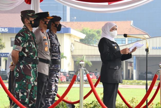 Gubernur Jawa Timur Khofifah Indar Parawansa saaat memimpin  Apel Gelar Pasukan Operasi Ketupat Semeru 2022 digelar Lapangan Mapolda Jatim, Jumat (22/4/2022). Foto: Humas Pemprov Jatim