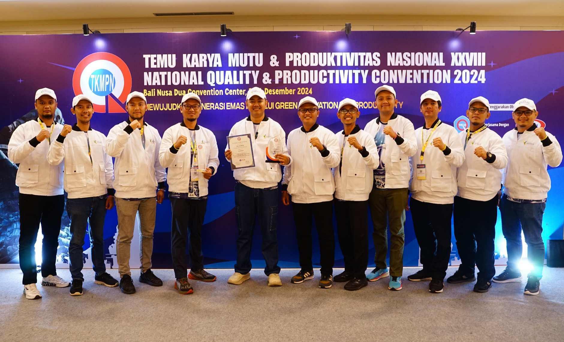 Gugus Inovasi Petrokimia Gresik, GIO ONSPEK usai menerima penghargaan Diamond, Most Favorite, dan Best Performance pada ajang TKMPN ke-38. FOTO: Ist.