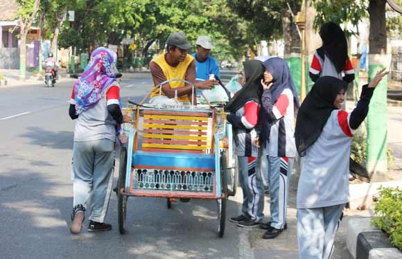 PEDULI: Para anggota PMR MTS N Tuban saat memberikan paket sembako pada tukang becak. foto: suwandi/BANGSAONLINE