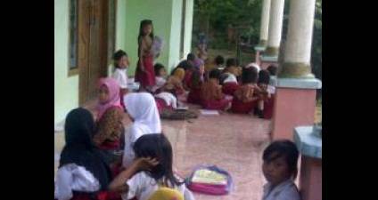 Demi Keselataman, Siswa SDN 2 Kotah belajar terpaksa diteras rumah warga. foto: Bahri/BangsaOnline.com