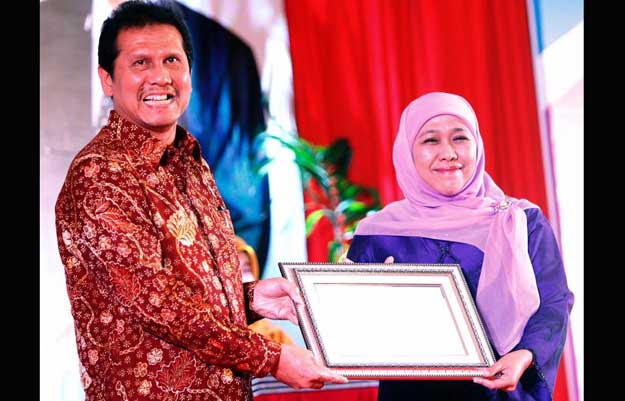 Khofifah saat menerima penghargaan. foto: SYUHUD/ BANGSAONLINE