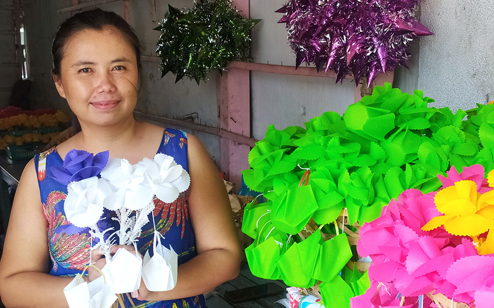 Ratna dan kembang endok hasil produksinya yang dijajakan.
