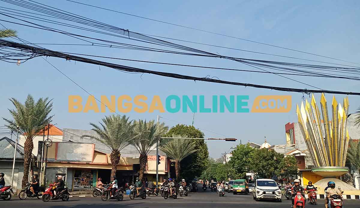Kabel semerawut di perempatan Giri, Kecamatan Kebomas, Gresik. Foto: SYUHUD/BANGSAONLINE