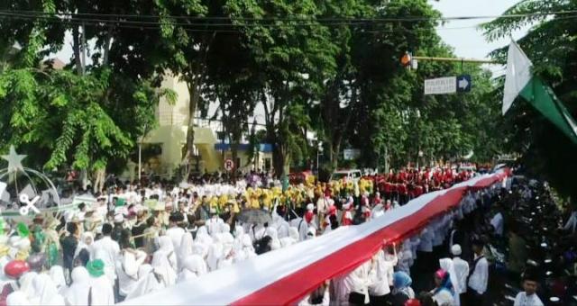 Pawai Santri dan Kirab Merah Putih 1.000 Meter Warnai Peringatan HSN 2019 di Sidoarjo