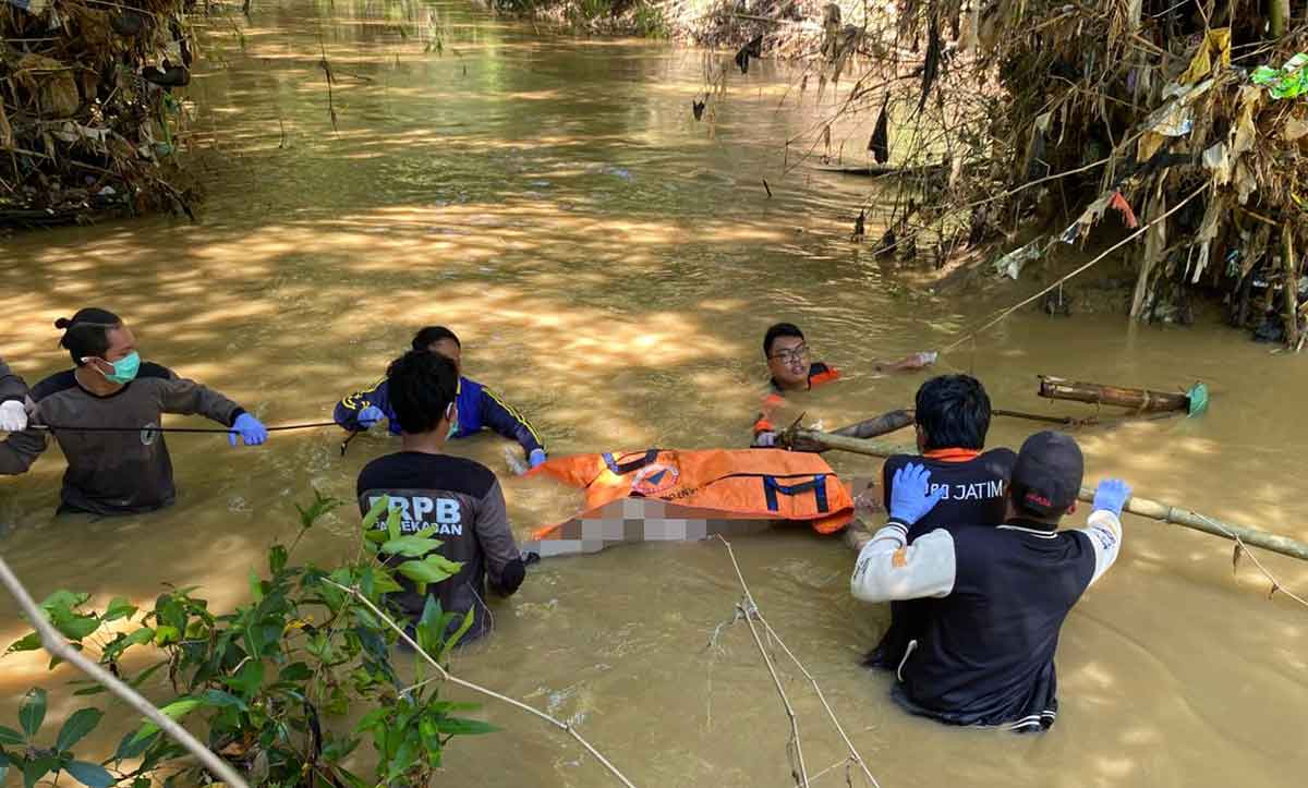 Petugas saat mengevakuasi jenazah nenek yang sempat dilaporkan hilang di Pamekasan.