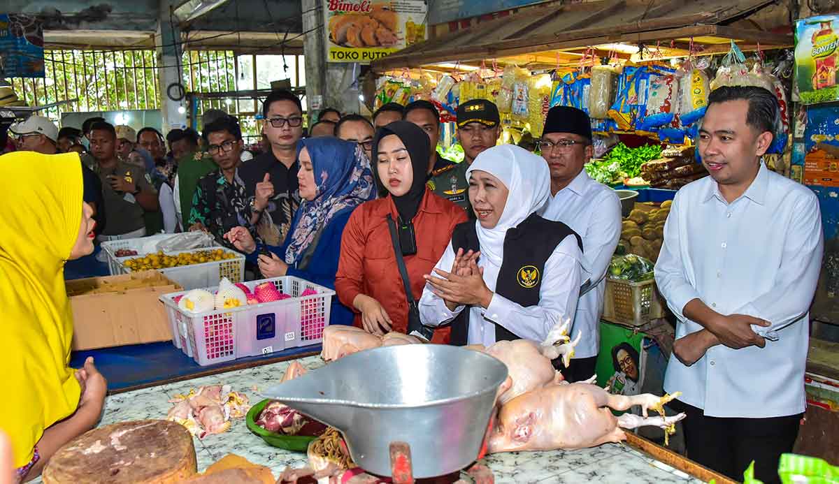 Gubernur Khofifah saat meninjau salah satu pasar di Jember.