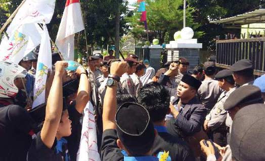 Massa Mahasurya saat di depan kantor Kejari Sumenep. foto: RAHMATULLAH/ BANGSAONLINE