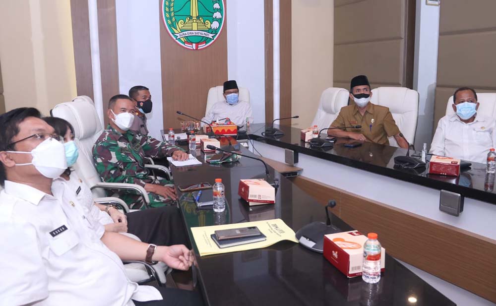 Wali Kota Pasuruan Saifullah Yusuf bersama Wawali Adi Wibowo dan Forkopimda mengikuti rakor membahas lonjakan pasien Covid-19 bersama Wapres dan Menteri Kabinet.
