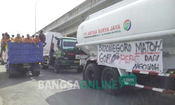 Aksi para supir sambil membawa truk tangki saat menuju lokasi migas Banyu Urip Blok Cepu. foto: eki nurhadi/ BANGSANOLINE