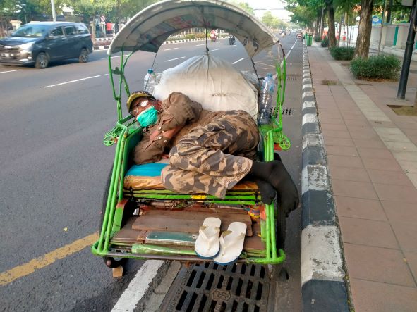 Nyenyak, Tanpa Beban, Sisi Lain Kehidupan Kota Surabaya