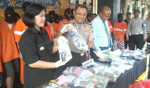 Jajaran Polres Malang saat gelar keberhasilan memberangus kejahatan. foto: iwan/ BANGSAONLINE
