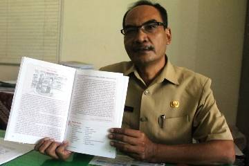 Kabid TK/SD/PLB, Sony, menunjukan buku yang berisikan pronografi. (foto: soewandito/BANGSAONLINE)