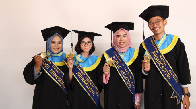 Ini Stikosa-AWS Bung! Kuliah Sambil Bekerja Bisa Jadi Wisudawan Terbaik ...