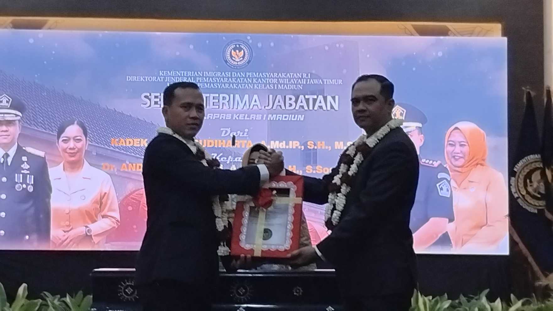 Penyerahan memori jabatan dari kalapas lama ke kalapas yang baru. Foto: Hendro Suhartono/BANGSAONLINE