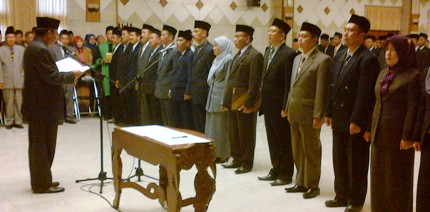 Bupati, Sambari HR ketika memutasi pejabat. (syuhud/BANGSAONLINE)