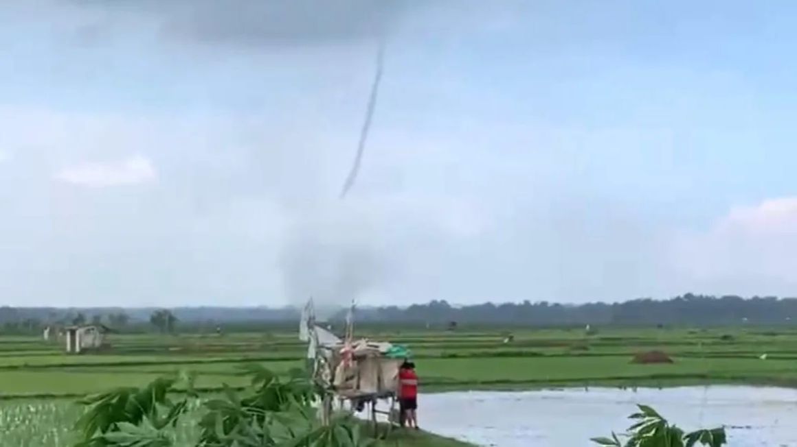 Tangkapan layar video amatir yang memperlihatkan puting beliung yang menerjang area persawahan di Kamal
