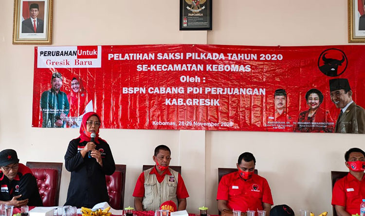 Bendahara DPC PDI Perjuangan Gresik Ir. Hj. Siti Muafiyah saat memberikan bimtek saksi Pilkada 2020 untuk Paslon Gus Yani-Bu Min. (foto: ist)