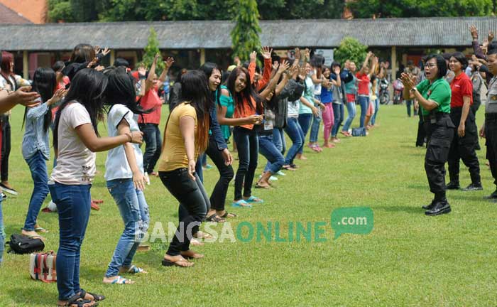 Puluhan wanita yang diamankan polisi dihukum saat senam bersama di Mapolres Jombang. foto: RONY S/ BANGSAONLINE