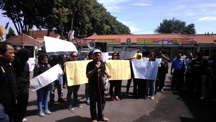 LSM Pedal Madiun, melakukan unjuk rasa menuntut penundaan proses hukum sejumlah kepala sekolah SD dan SMP di Kota Madiun, Rabu (14/3).